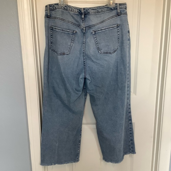 Wild Fable Womens Crop Jeans Size 14 Slightly Distressed Raw Hem High Rise - Picture 3 of 11